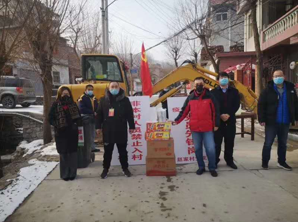 當(dāng)前，新型冠狀病毒的肺炎疫情防控形勢(shì)嚴(yán)峻，小區(qū)是城市治理的基本單元，物業(yè)更是疫情防控的第一戰(zhàn)線。疫情就是命令，防控就是責(zé)任，為打贏這次防疫戰(zhàn)，三箭物業(yè)公司于1月23日便成立了應(yīng)對(duì)新型冠狀病毒疫情聯(lián)防聯(lián)控領(lǐng)導(dǎo)小組，明確分工，各司其職，把做好疫情防控工作作為當(dāng)前的首要任務(wù)，迅速安排各物管部積極采取防控措施，竭力守護(hù)業(yè)主、員工的健康安全，維護(hù)園區(qū)的和諧穩(wěn)定。